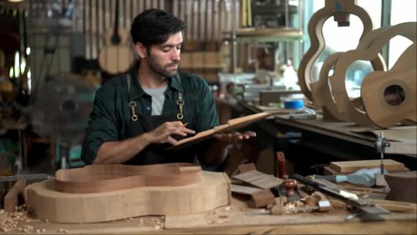 Yetenekli Bir Luthier Atölyesinde Bir Akustik Gitarın Vücudunu Zımparalamak Için — Stok video