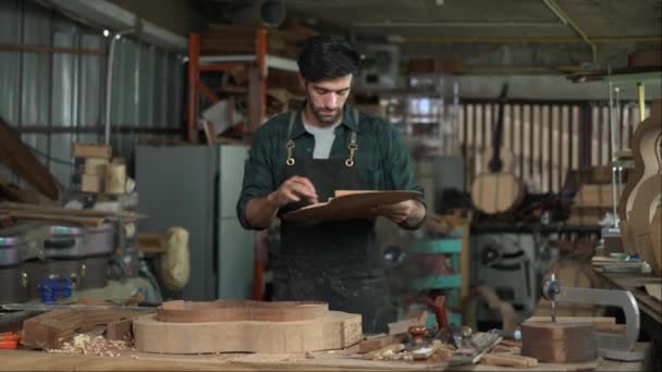 Luthier Experto Duro Trabajo Lijar Cuerpo Una Guitarra Acústica Taller — Vídeos de Stock