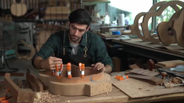 Ένας Επιδέξιος Luthier Εργάζεται Σκληρά Τρίβοντας Σώμα Μιας Ακουστικής Κιθάρας — Αρχείο Βίντεο