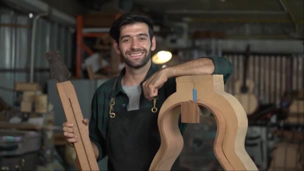 Zkušený Luthier Tvrdě Pracuje Broušení Těla Akustické Kytary Své Dílně — Stock video