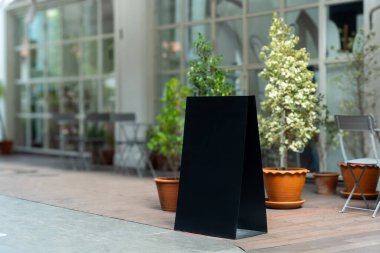 Boş siyah reklam çerçevesi, Cafe 'nin önünde boş bir şablon gibi duruyor. Metin pazarlama promosyonu için boşluk.