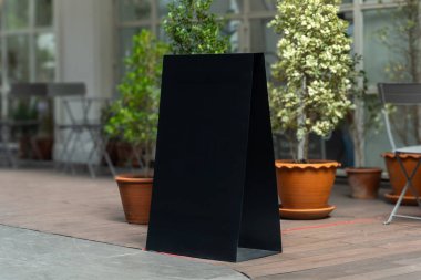 Boş siyah reklam çerçevesi, Cafe 'nin önünde boş bir şablon gibi duruyor. Metin pazarlama promosyonu için boşluk.