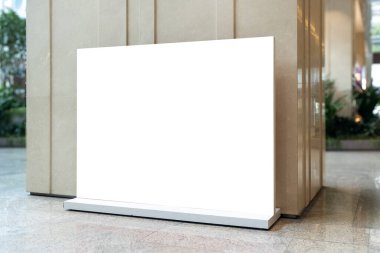 Model yap. Boş reklam panosu, modern alışveriş merkezindeki reklam standı, boş şablon. Metin veya grafik pazarlama promosyonu için boşluk.