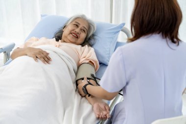 Her gün bir hemşire ya da yaşlı bir hastanın bakıcısı hastanın kan basıncını ve kalp atışlarını ölçer. Hastanelerde ya da kliniklerde hastalara hemşireler bakar.