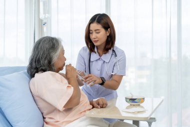 Yaşlı bir Asyalı hasta hastaneye yatırıldı. Tedavi süresince, hemşire ona baktı ve yemeğin sonunda ona su verdi. Hemşireler hastalarla hastanelerde ilgilenir.