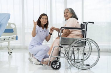 Yaşlı Asyalı hasta hastaneye yatırıldı. Hemşire, hastayı kazada yaralanan bacağının röntgenini çektirmeye götürmeden önce hastaya cesaret veriyor. Klinikteki hastalarla hemşireler ilgilenir