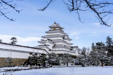 AizuWakamatsu Kalesi kalıntıları Japonya 'da popüler bir turizm merkezidir. Bu çarpıcı kale özellikle kışın, karla kaplandığında çok güzeldir..