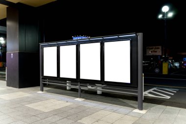 Geceleri kaldırımda boş, dikey ilan panosu. Reklam panosu çeşitli etkinliklerin ve işletmelerin reklamını yapıyor, ve onlar benzersiz ve unutulmaz bir fotoğraf fırsatı sunuyorlar..