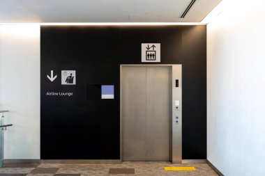 Modern havaalanı asansörü kalkış terminalinde, seyahat veya iş içeriğinizi göstermek için mükemmel.