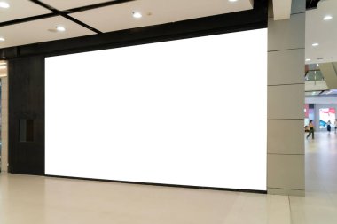 Alışveriş merkezindeki büyük boş reklam panosu. Reklam, promosyon ya da tasarım projeleri için mükemmel..