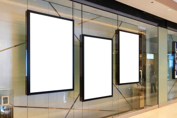 公司内部玻璃墙上的空白海报 适合您的广告或品牌宣传活动 免版税图库照片