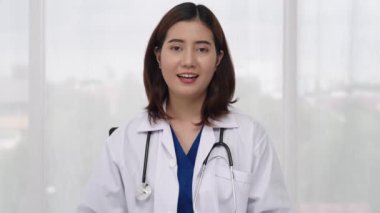 Orta ölçekli, çekici genç bayan doktor internetten hastalara internet üzerinden danışmanlık yaparak sağlık hizmetlerini tartışıyor. Doktor çevrimiçi danışmanlık. Teletıp salgını konsepti.