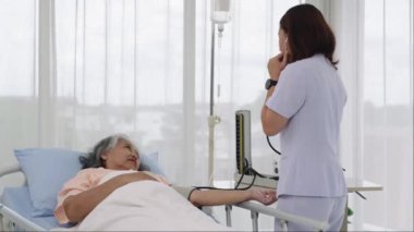 El işi iğne, günlük teftiş yaşlı bir hastanın bakıcısı ya da hemşiresi hastanın kan basıncını ve kalp atışını ölçer. Hastanelerde ya da kliniklerde hastalara hemşireler bakar.