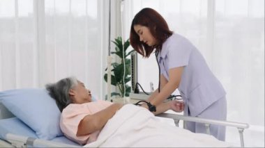 El işi iğne, günlük teftiş yaşlı bir hastanın bakıcısı ya da hemşiresi hastanın kan basıncını ve kalp atışını ölçer. Hastanelerde ya da kliniklerde hastalara hemşireler bakar.