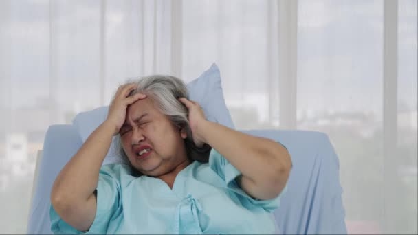 Eine Ältere Patientin Die Ins Krankenhaus Eingeliefert Wurde Hielt Ihren — Stockvideo
