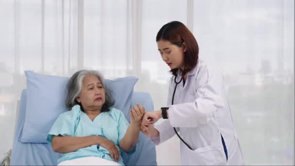 Inyección Media Una Joven Doctora Comprueba Frecuencia Cardíaca Una Paciente — Vídeos de Stock
