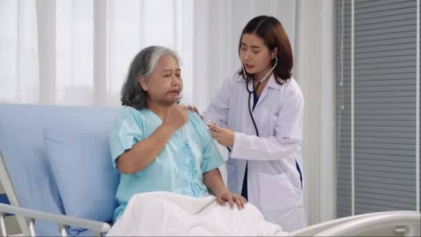 一名亚洲老年女性患者因胸部疾病住院 女医生用听诊器检查肺呼吸 医疗和保健概念 — 图库视频影像