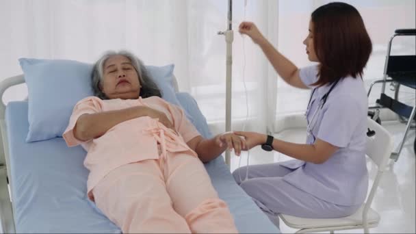 Strzał Ręczny Pielęgniarka Zajmuje Się Włożeniem Kroplówki Dla Starszej Azjatyckiej — Wideo stockowe