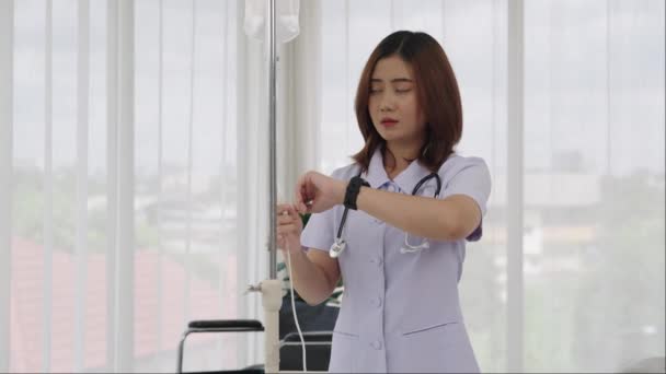 Портативний Знімок Медсестри Або Доглядачі Літніх Пацієнтів Регулюють Швидкість Потоку — стокове відео