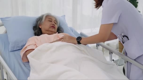Handschuss Älterer Asiatischer Patient Ins Krankenhaus Eingeliefert Eine Krankenschwester Oder — Stockvideo