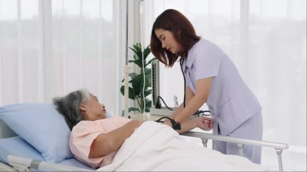 Портативный Снимок Ежедневный Осмотр Медсестра Сиделка Пожилого Пациента Измеряет Кровяное — стоковое видео