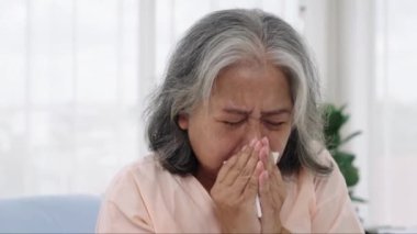 El kamerasıyla çekilen yaşlı Asyalı hasta hastane yatağında otururken şiddetli öksürük şikayetiyle hastaneye yattı. Hastanelerde ya da kliniklerde hastalara hemşireler bakar.