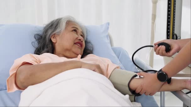 Σφηνάκι Χειρός Καθημερινή Επιθεώρηση Νοσοκόμα Φροντιστής Ηλικιωμένου Ασθενούς Μετρά Την — Αρχείο Βίντεο