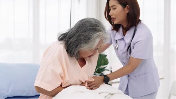 Handheld Shot Asian Elderly Patient Stomachache Nurse Caregiver Elderly Patient — Stock Video