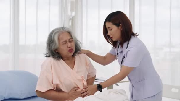 Handschuss Ältere Asiatische Patientin Mit Bauchschmerzen Eine Krankenschwester Oder Altenpflegerin — Stockvideo