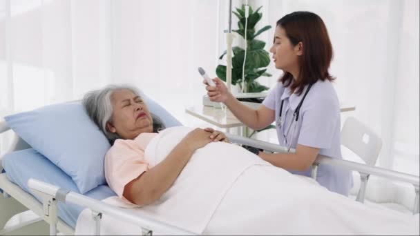 Starší Asijská Pacientka Byla Hospitalizována Kašel Horečku Sestra Používá Měření — Stock video