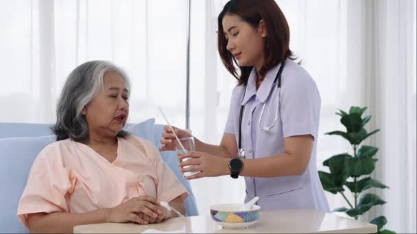 Handschuss Ältere Asiatische Patientin Ins Krankenhaus Eingeliefert Während Der Behandlungszeit — Stockvideo