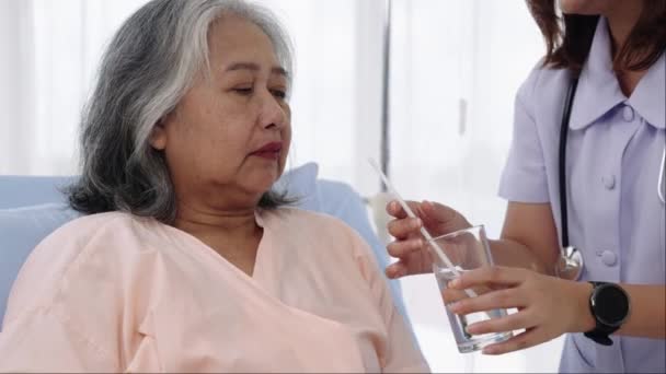 Handhållen Spruta Äldre Asiatisk Patient Inlagd Sjukhus Behandlingsperioden Skulle Sjuksköterskor — Stockvideo