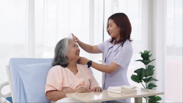 Handschuss Älterer Asiatischer Patient Ins Krankenhaus Eingeliefert Die Krankenschwester Hält — Stockvideo