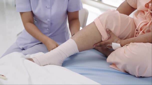 Tiro Mão Foto Close Paciente Asiático Idoso Internado Hospital Uma — Vídeo de Stock