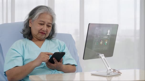 핸드헬드 아시아 환자는 병원에 의사는 인터넷을 증상에 조언을 제공합니다 환자는 — 비디오