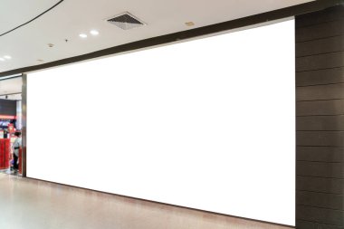 Bir alışveriş merkezinin önündeki reklam panosu tabelasının bir kopyası. Logonuzu ve markanızı göstermek için mükemmel..