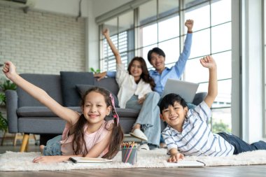 Kardeşler de bir resim çiziyor ve filmi bitirdikleri için onları tebrik ediyorlar. Ebeveynler çocuklarla birlikte kanepede sevinirler. Çocuklar çizimi tamamlar. Mutlu aile oturma odasında..