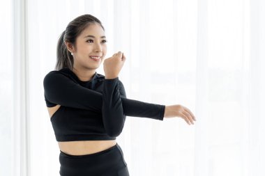 Bir kadın yeni bir güne uyanır. Sabah antrenmanına hazırlanırken kollarını pencerenin önüne uzatır..