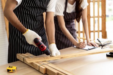 İki kahve dükkanı sahibi, bir dizüstü bilgisayarla dükkanlarının planlarını tartışarak bir yenileme projesinde işbirliği yapıyorlar.. 
