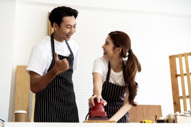 İki kahve dükkanı sahibi, bir dizüstü bilgisayarla dükkanlarının planlarını tartışarak bir yenileme projesinde işbirliği yapıyorlar.. 