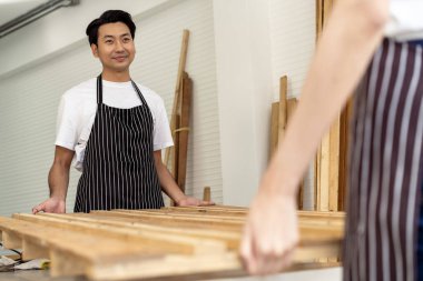 İki kahve dükkanı sahibi, bir dizüstü bilgisayarla dükkanlarının planlarını tartışarak bir yenileme projesinde işbirliği yapıyorlar.. 