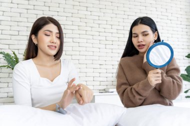 Güzellik kızı sabah güzellik rutininde yüzüne dokunup tenine bakarken aynaya bakıyor. Kadın ve banyo aynası, evinde komedi, tedavi ve temizlik yaptıktan sonra....