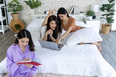 Şık bir yatak odası partisi, beyaz bornozlu genç bir bayanı patatesle dolu cam bir kase sunmaya davet ediyor. Samimi toplantımıza katılın ve bu eşsiz kutlamanın zarif özünü yakalayın.