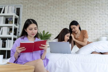 Şık bir yatak odası partisi, beyaz bornozlu genç bir bayanı patatesle dolu cam bir kase sunmaya davet ediyor. Samimi toplantımıza katılın ve bu eşsiz kutlamanın zarif özünü yakalayın.