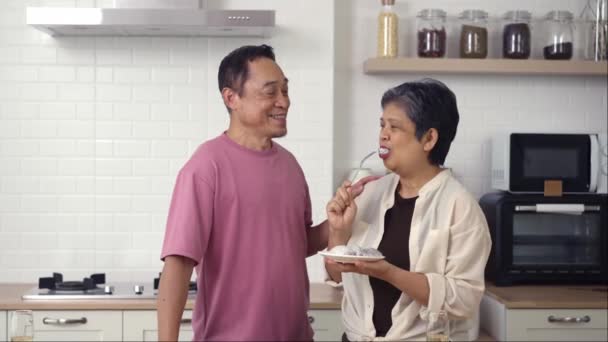 Handhållen Medium Shot Asiatiska Mogna Par Äter Drake Frukt Köket — Stockvideo