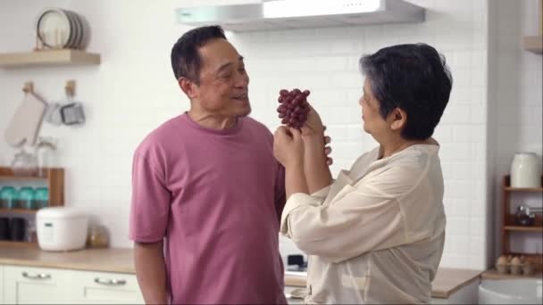 Handheld Medium Shot Aziatisch Speels Plagen Elkaar Met Druiven Keuken — Stockvideo