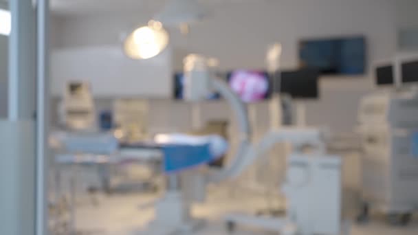 手持射击 医院手术室现代化设备的模糊背景 清洁无菌环境下神经外科医疗设备 — 图库视频影像