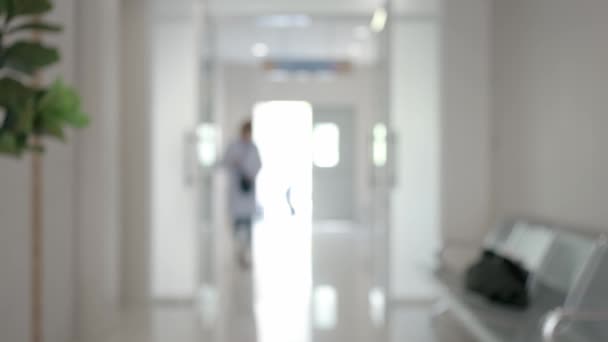 走廊中模糊的背景 入口附近医院或诊所的走廊 走路的人 干净而无菌的医院 — 图库视频影像
