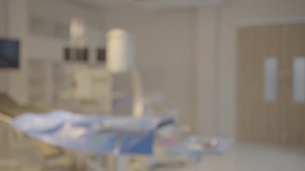Panning Shot Wazige Achtergrond Van Moderne Apparatuur Operatiekamer Ziekenhuis Medische — Stockvideo
