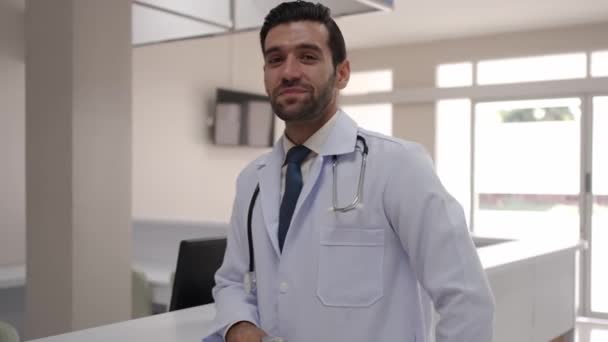 Håndholdt Medium Skud Ung Smilende Læge Stående Hospitalet Portræt Fanger – Stock-video